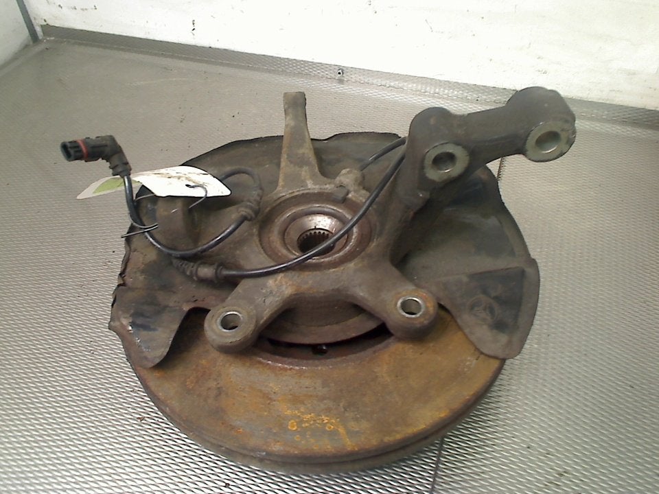 Fusee Rechts Voor Mercedes-Benz B (W245) (2005-03/2011-11), Auto-onderdelen, Gebruikt, Mercedes-Benz AG, Mercedes-Benz, Mercedesstraße 120, Stuttgart 70372, , Duitsland