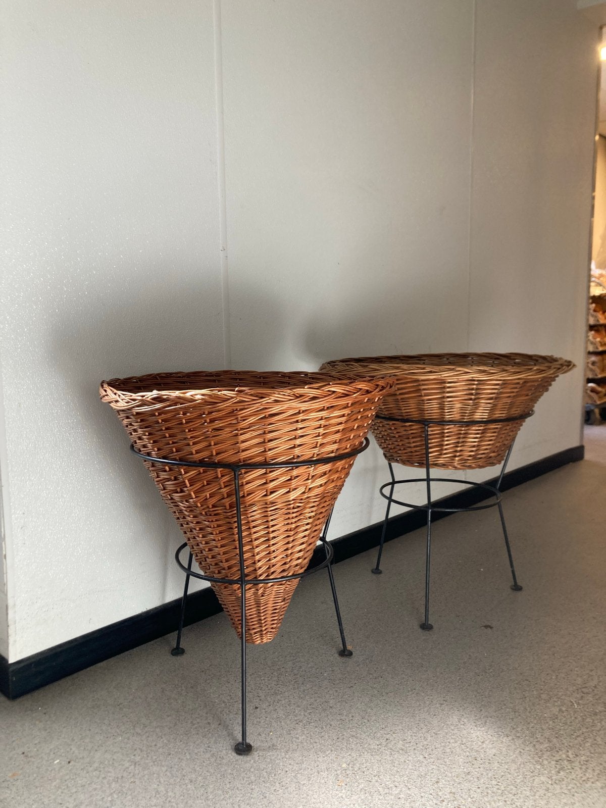 2 rieten manden op metalen standaard, Ophalen, Gebruikt, Gevlochten, Mand