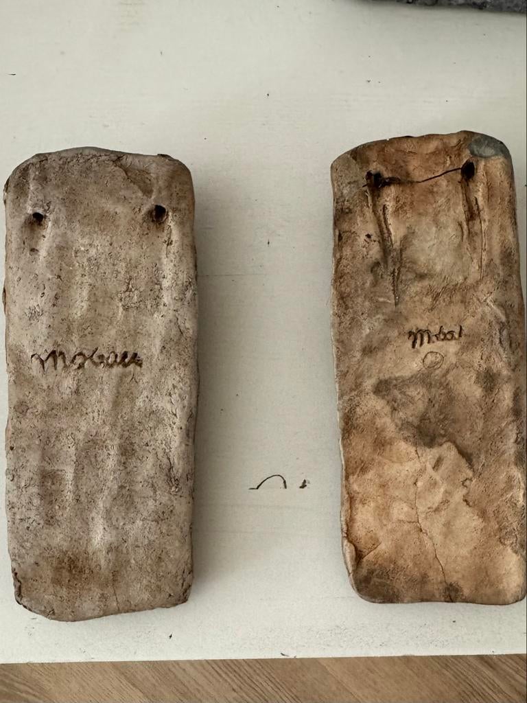 Mobach plaquettes jongen en meisje, Antiek en Kunst, Overige onderwerpen, Minder dan 20 cm, Ophalen of Verzenden, Handgemaakt