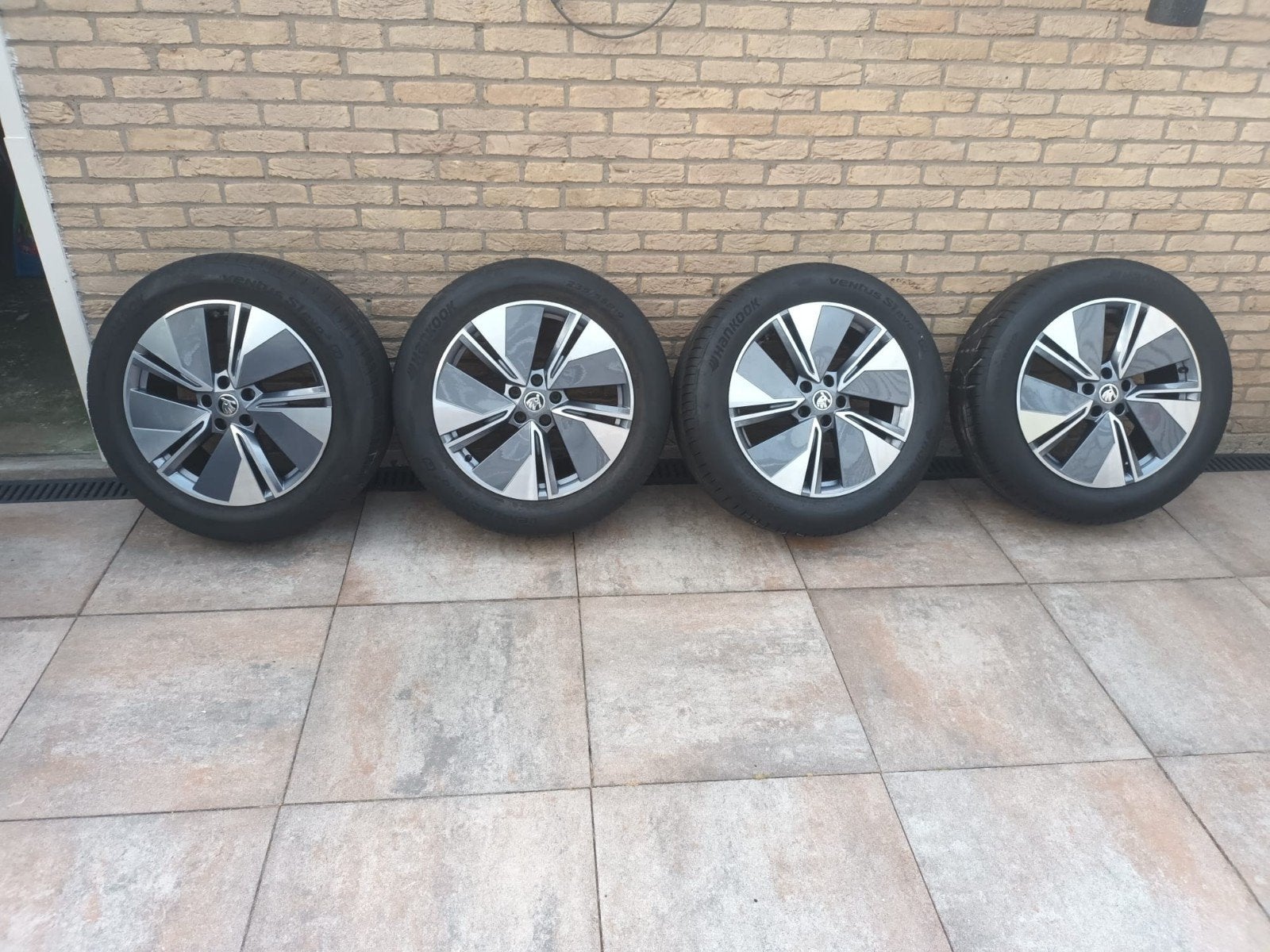 set originele skoda velgen 19inch met zomerbanden, Auto-onderdelen, Gebruikt, Banden en Velgen, 235 mm, Personenwagen