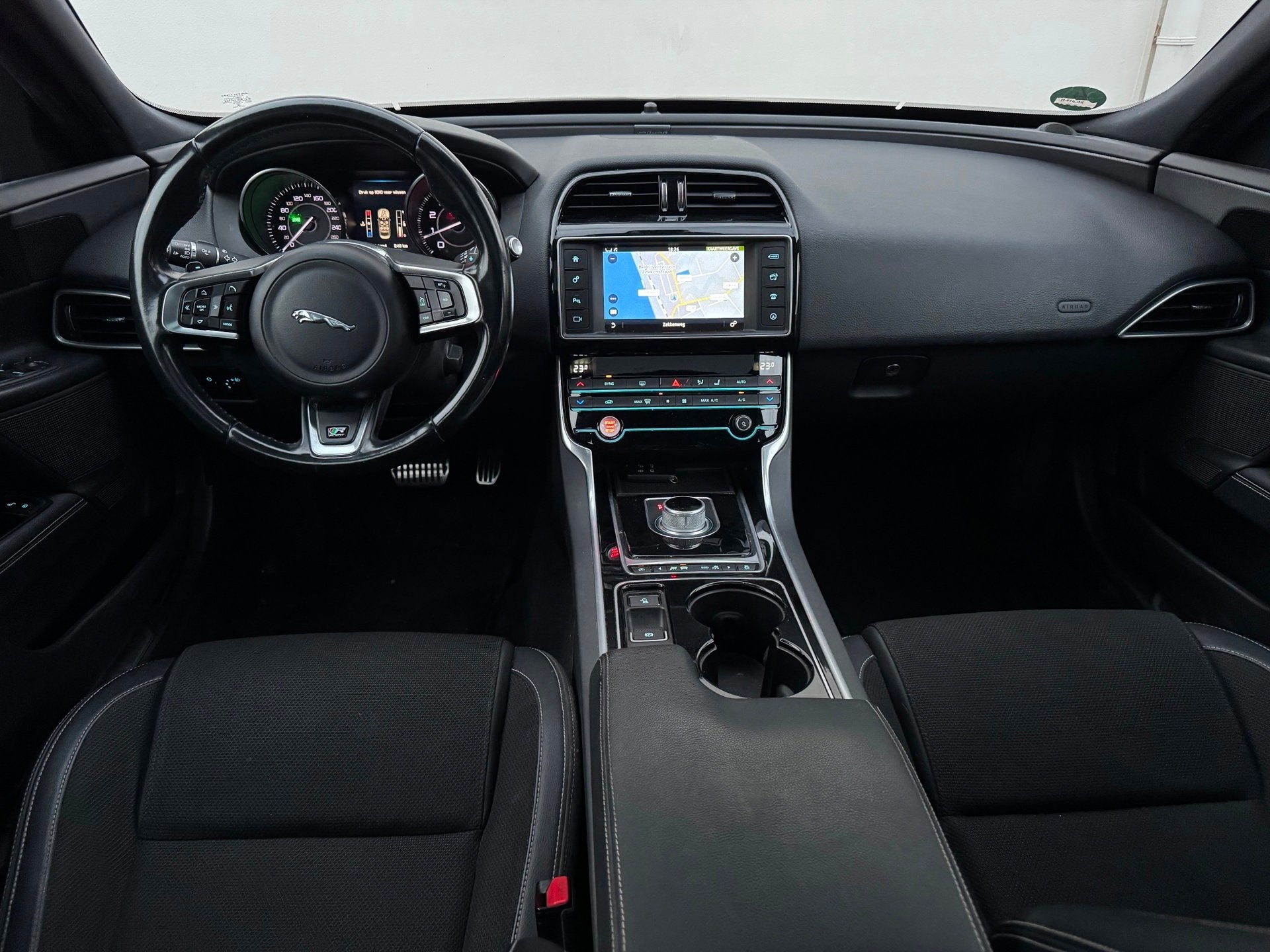 Jaguar XE 2.0 Portfolio R-Sport Pano Camera Keyless 20 inch, Auto's, Euro 6, 4 cilinders, Leder, Bedrijf