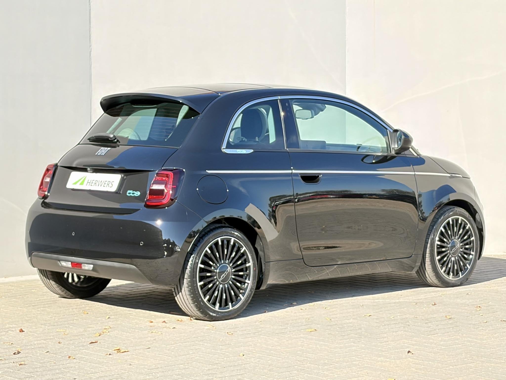 Fiat 500e La Prima by Bocelli 42 kWh / SOH 96% / Panoramadak, Auto's, Gebruikt, 118 pk, 4 stoelen, Zwart