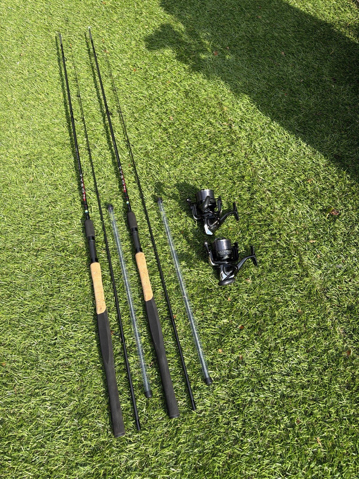 Feeder set bestaande uit 2 hengels en 2 molens, Watersport en Boten, Ophalen, Zo goed als nieuw, Complete set