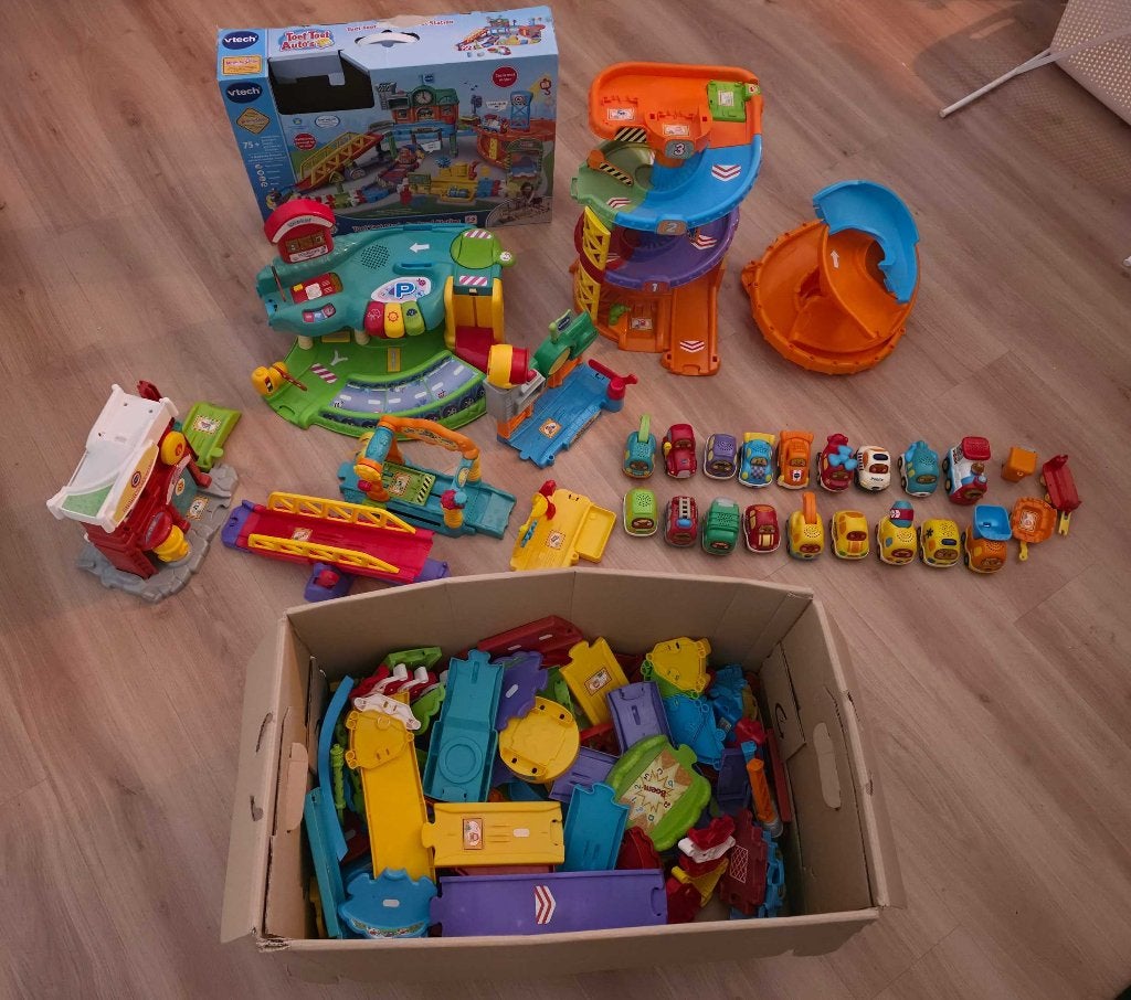 VTech Toet Toet 18 auto's + garage/tankstation/wasstraat/etc, Kinderen en Baby's, Ophalen of Verzenden, Zo goed als nieuw, 2 tot 4 jaar