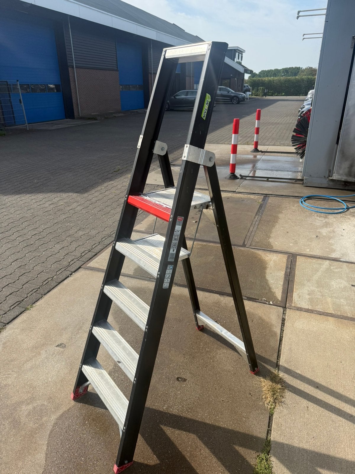 Altrex Pro+ Taurus TGB 5 Professionele trap, Doe-het-zelf en Verbouw, Ladders en Trappen, Ophalen, Gebruikt, Ladder, Info@altrex.com
