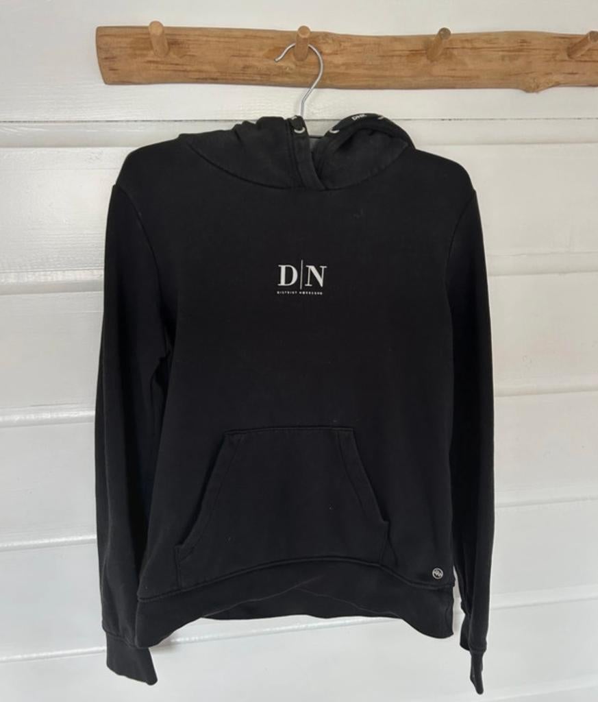Distrikt Nørrebro hoodie zwart - valt als S/XS, Ophalen of Verzenden, Gedragen, Maat 38/40 (M), Zwart