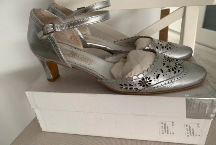 Zilveren pumps met enkelbandje maat 41 in nieuwstaat, Kleding | Dames, Pumps, Overige kleuren, Ophalen of Verzenden, Zo goed als nieuw