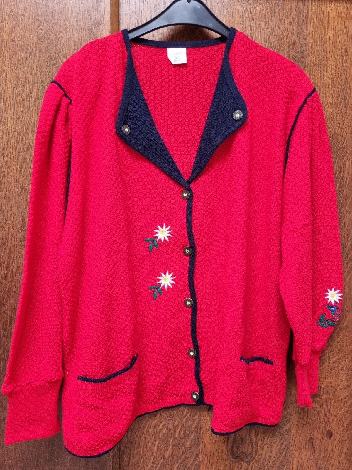 Oktoberfeest Rood vest met Edelweis bloem mt 48/50 trachten, Ophalen of Verzenden, Zo goed als nieuw, Maat 46/48 (XL) of groter