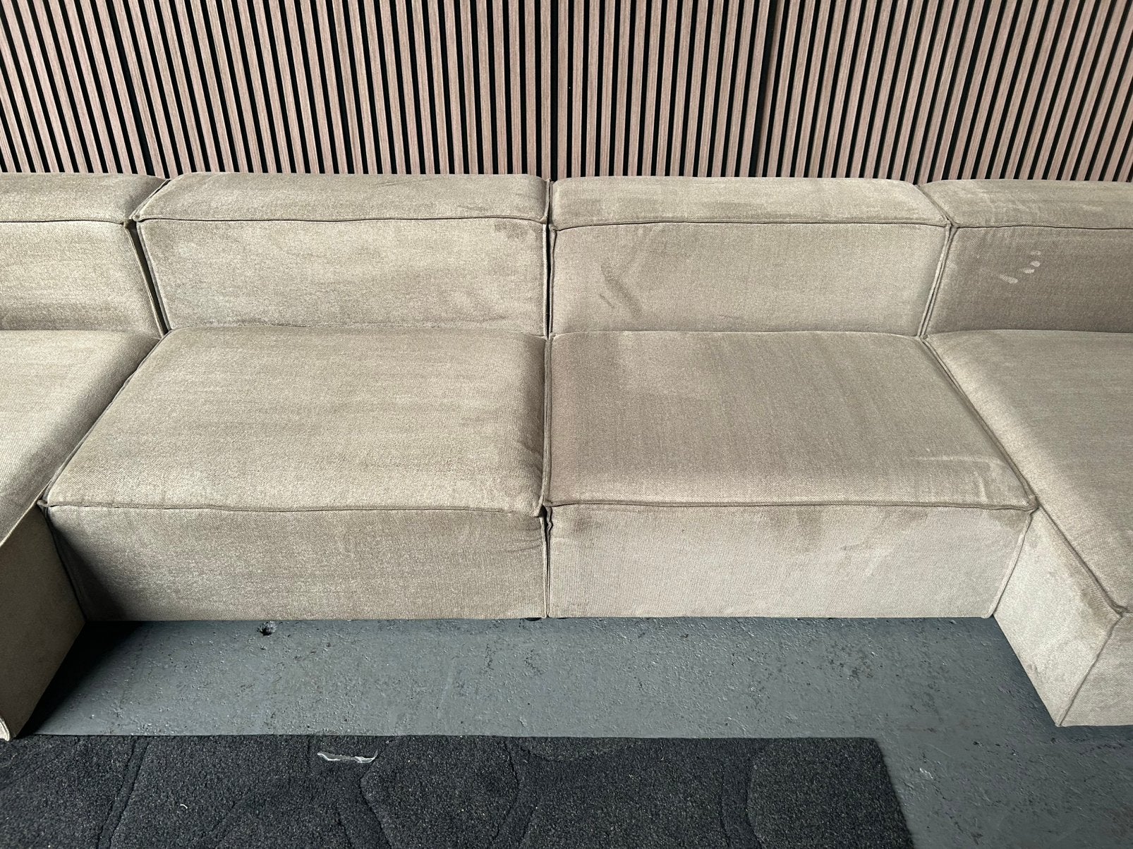 GRATIS LEVERING Modulaire Hoekbank Beige 406X127 GEREINIGD, Moderne elementen bank beige, Hoekbank, 300 cm of meer, Ophalen of Verzenden