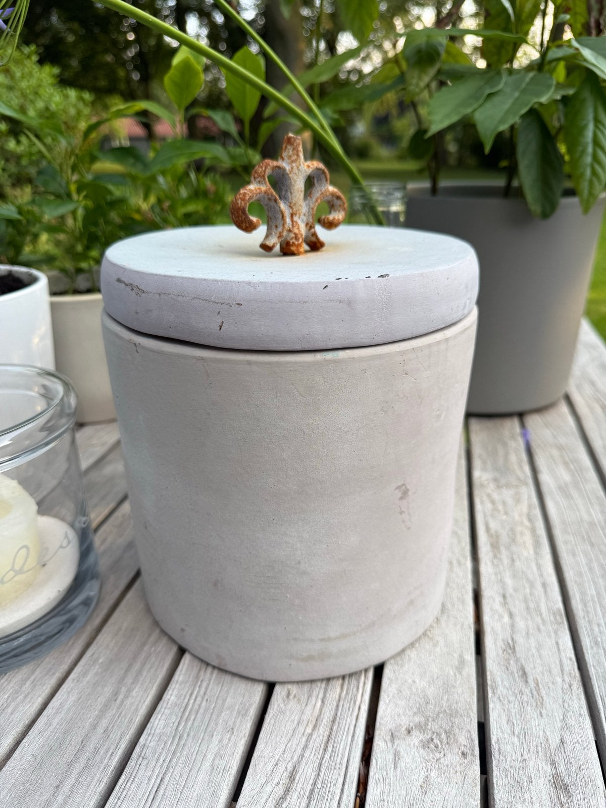 Zware pot met betonlook en decoratieve deksel, Huis en Inrichting, Woonaccessoires | Overige, Ophalen, Gebruikt, Grijs, Steen/keramiek