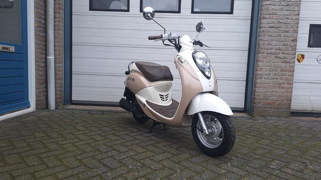 Sym Mio / lage km / bromscooter, Fietsen en Brommers, Scooters | SYM, Zo goed als nieuw, Mio, Maximaal 45 km/u, Benzine, Ophalen of Verzenden