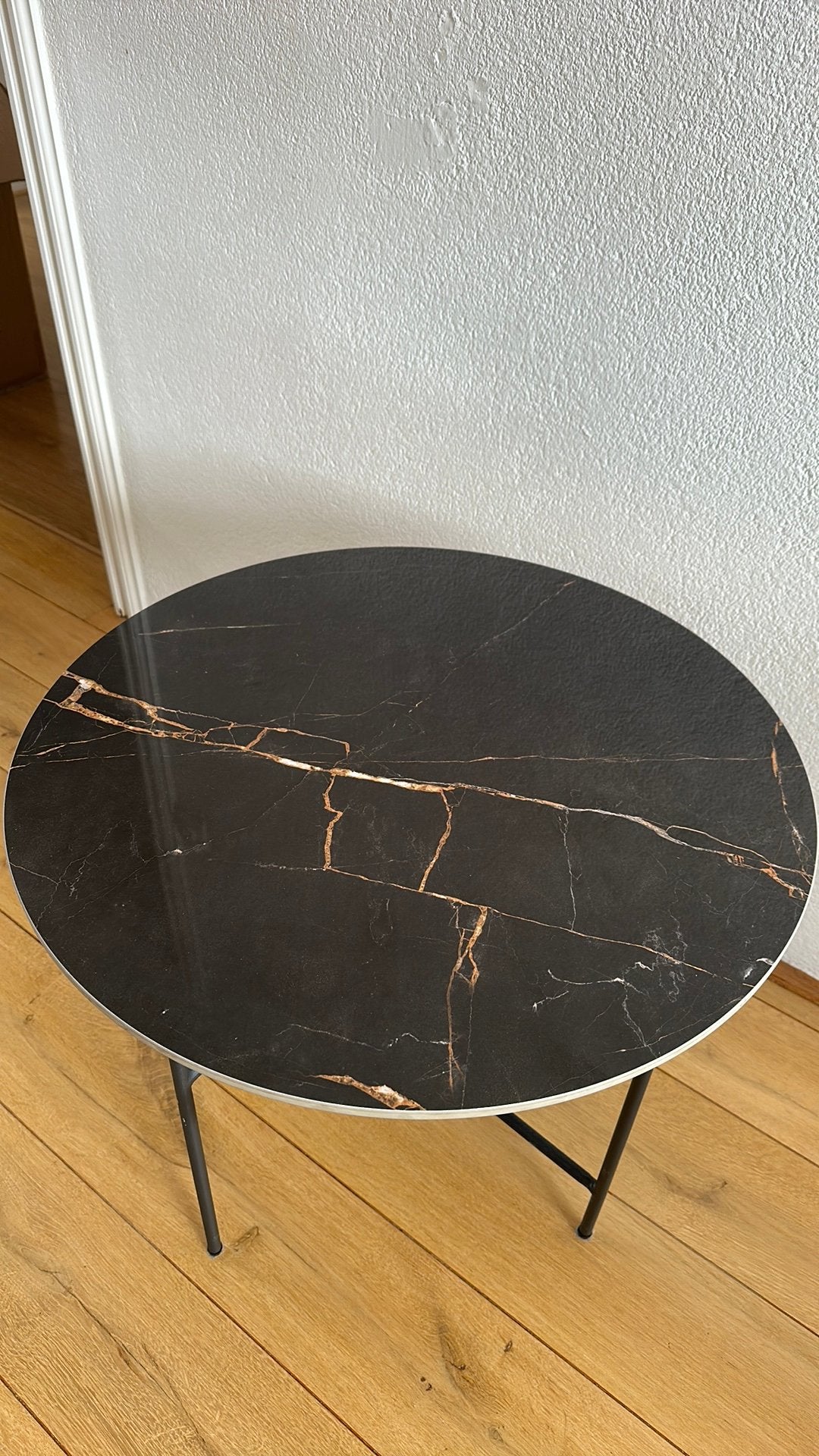 Salontafel of bijzettafel met porselein marmer blad, Huis en Inrichting, Ophalen, Rond, 50 tot 100 cm, Zo goed als nieuw