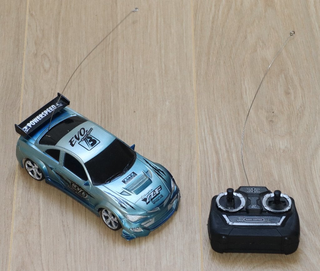 Op afstand bestuurbare raceauto (stuurt niet zo goed), Kinderen en Baby's, Speelgoed | Speelgoedvoertuigen, Ophalen of Verzenden