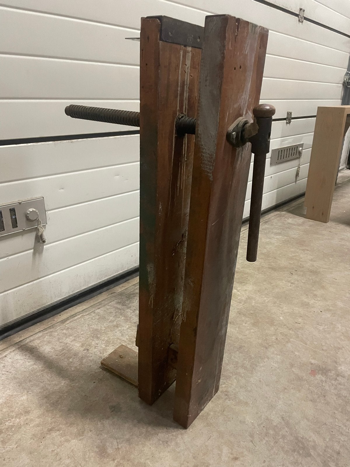 Oude houten bankschroef - 90cm hoog, 16cm breed, Antiek en Kunst, Ophalen