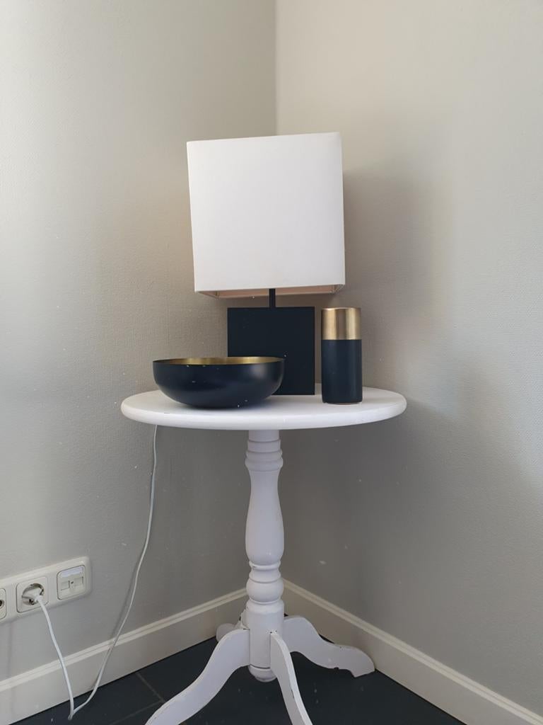 Witte ronde bijzettafel met gedraaide poot, Huis en Inrichting, Tafels | Bijzettafels, Minder dan 55 cm, Gebruikt, Rond, Klassiek, Landelijk