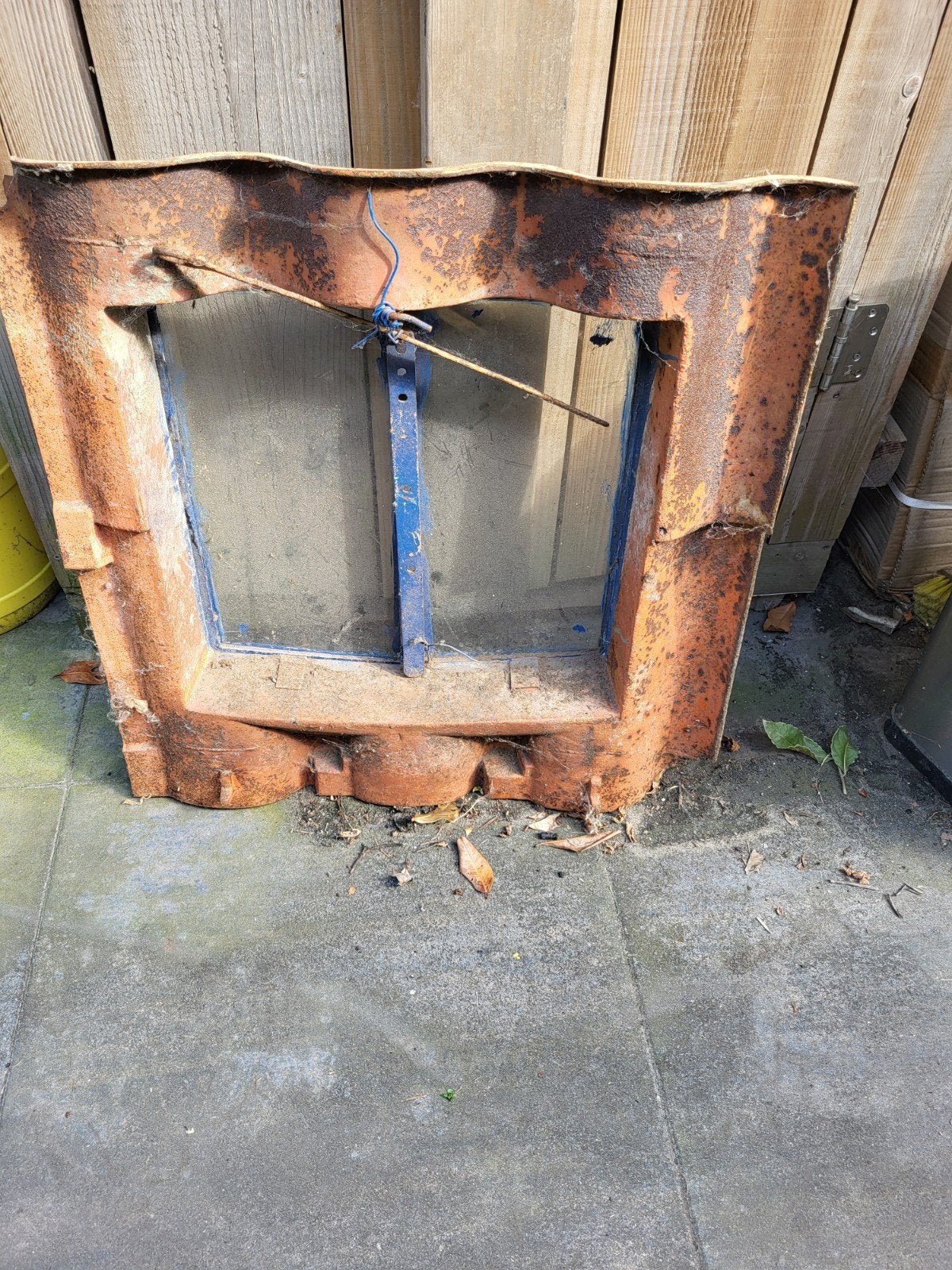 Oud raam met buitenrand - 66x66 cm, kan open, Gebruikt, Minder dan 80 cm, Minder dan 80 cm, Ophalen of Verzenden