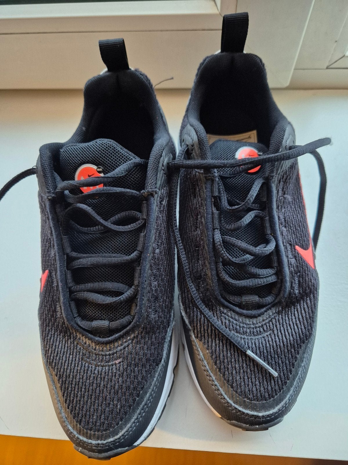 Nike sneakers maat 37 - Zwart met rode accenten, Ophalen of Verzenden, Jongen of Meisje
