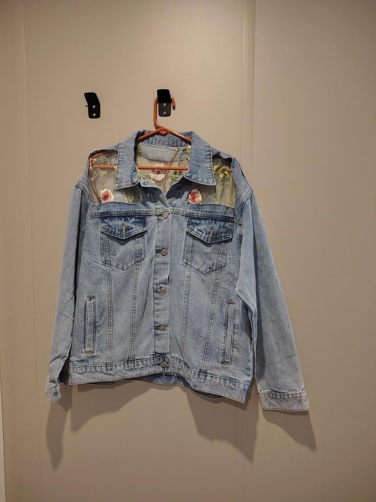 Nieuw spijkerjasje met bloemen borduursel maat M/L, Ophalen of Verzenden, Nieuw, Maat 38/40 (M), Blauw