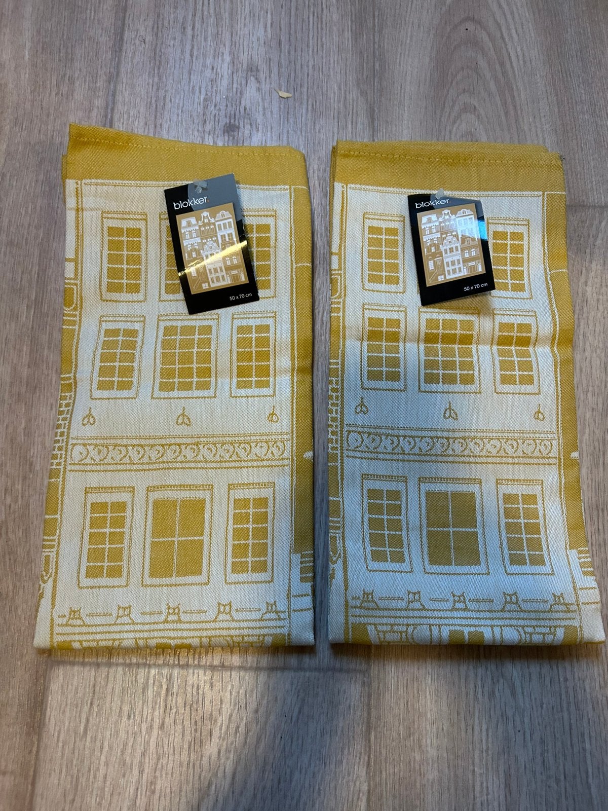 2 nieuwe donker geel blokker theedoeken huisjes 50x70 cm, Ophalen of Verzenden, Nieuw, Geel