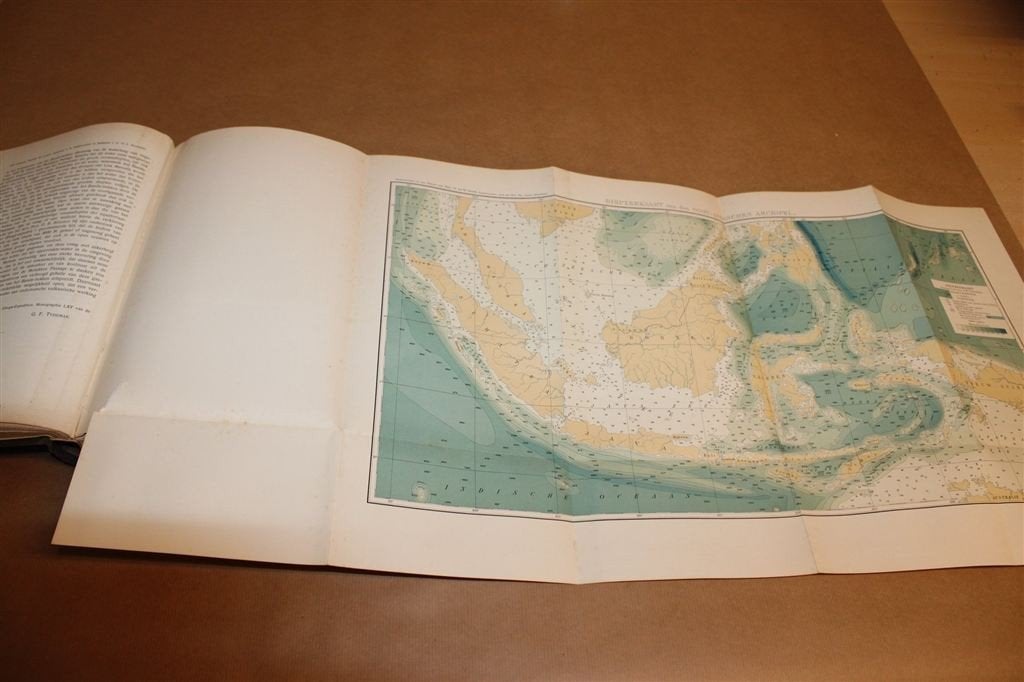 De Zeeën van Nederlandsch Oost-Indië — Diepzeekaarten 1922, Ophalen of Verzenden, Gelezen