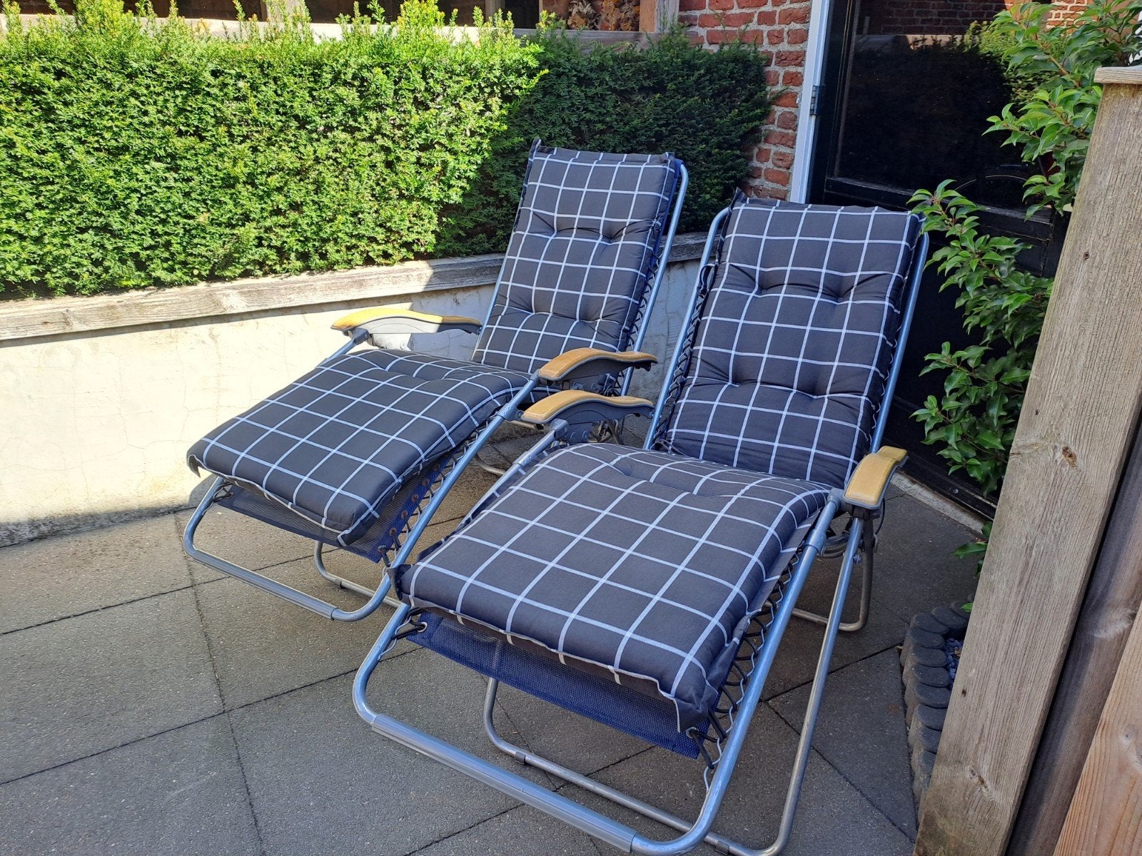 2 tuinstoelen met nieuwe kussens, Ophalen, Gebruikt