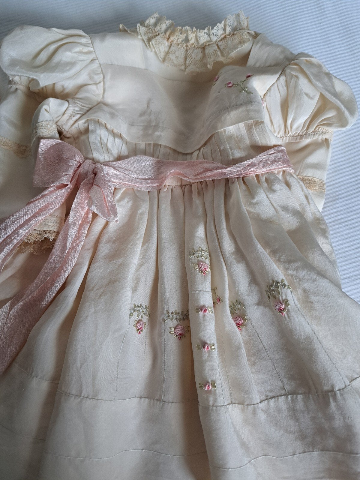 antieke poppen jurk +  bonnet, Ophalen of Verzenden