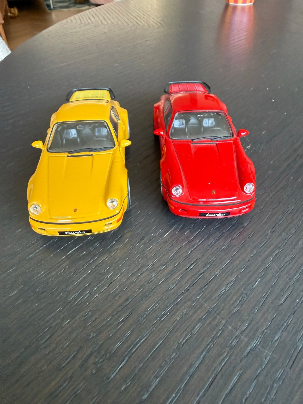 Set van 2 Porsche 911 Turbo modelauto's (rood en geel), Hobby en Vrije tijd, Modelauto's | 1:43, Ophalen, Zo goed als nieuw, Auto
