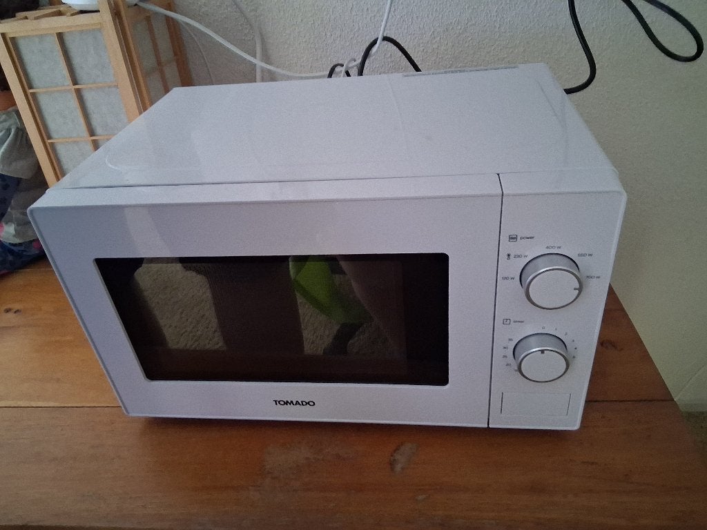 Witte Tomado magnetron 700 watt, Ophalen, Minder dan 45 cm, Hete lucht, Nieuw
