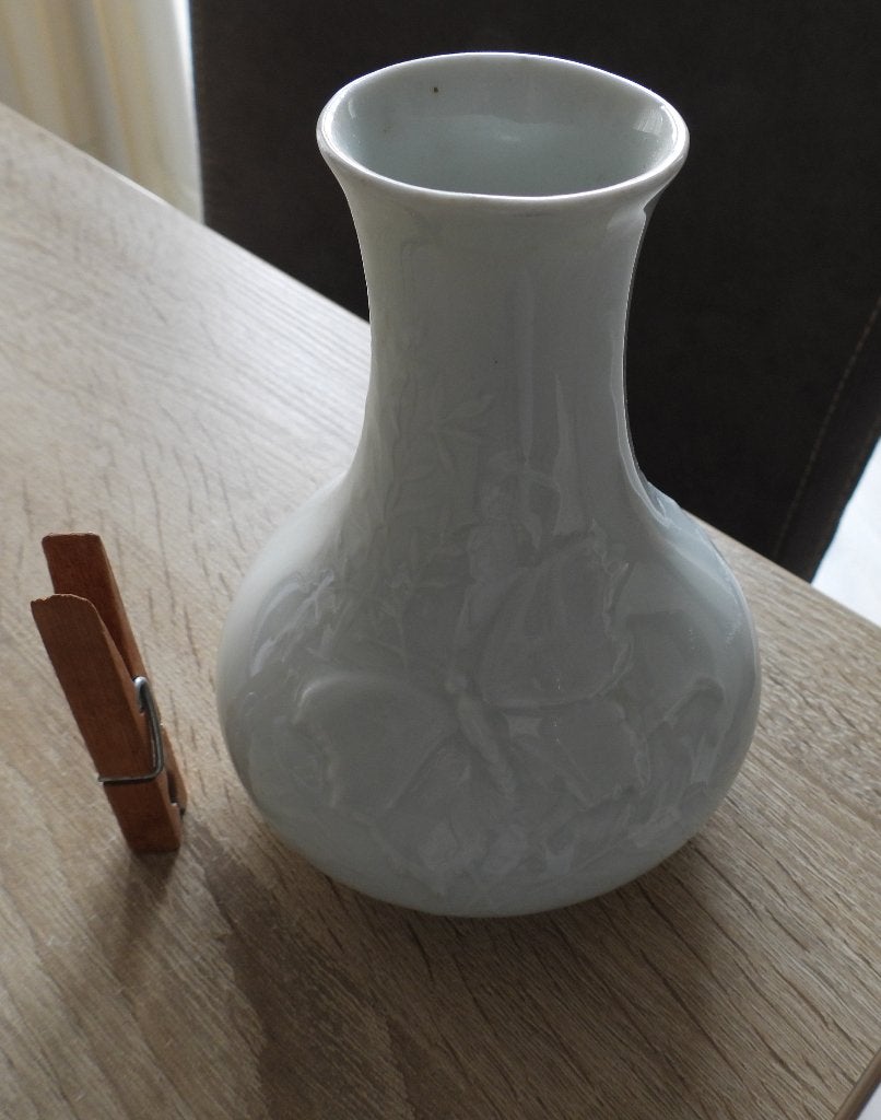 Bisquit porseleinen vaasje met reliëf decoratie, Antiek en Kunst, Antiek | Vazen, Ophalen of Verzenden