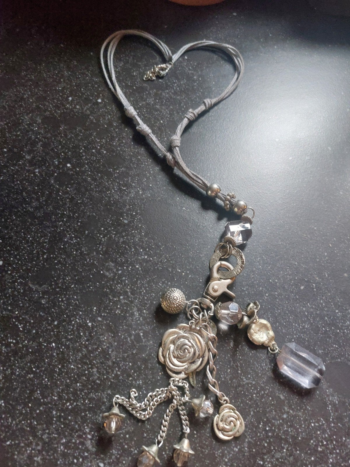 Ketting met hangers, grijze veter., Sieraden, Tassen en Uiterlijk, Kettingen, Ophalen of Verzenden, Zo goed als nieuw, Grijs, Overige materialen