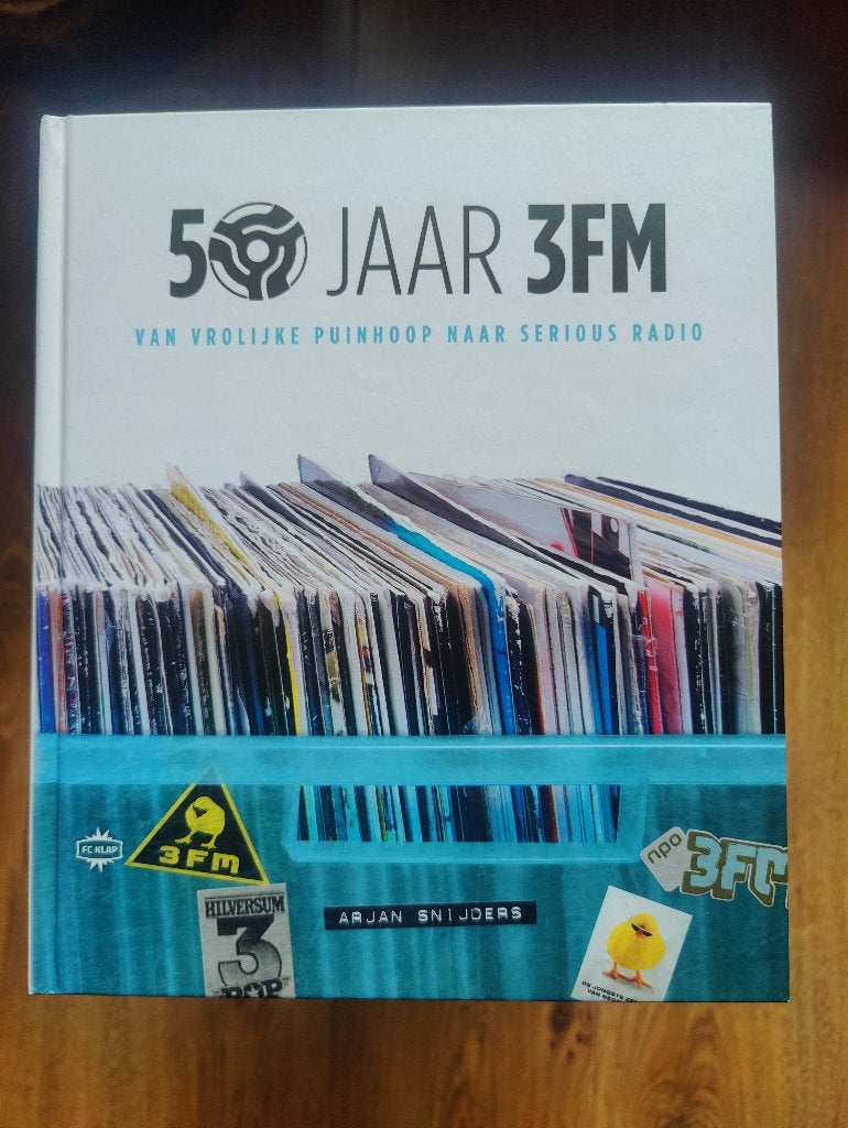 50 Jaar 3FM - Boek - Arjan Snijders, Boeken, Muziek, Ophalen of Verzenden, Zo goed als nieuw, Artiest