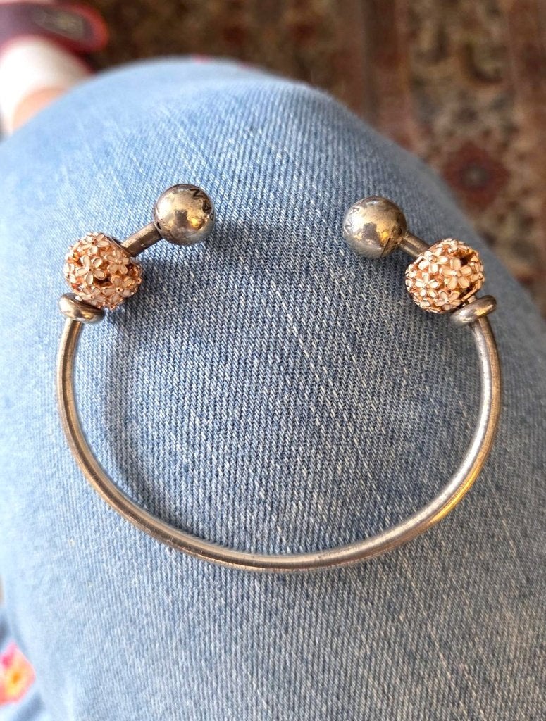 Pandora zilveren (925) BANGLE armband met 2 rosé bedels, Sieraden, Tassen en Uiterlijk, Ophalen, Zo goed als nieuw, Met bedels of kralen