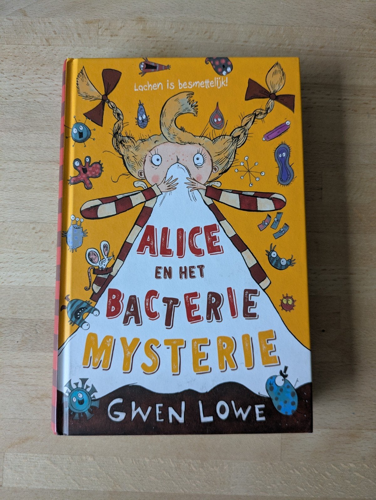Alice en het Bacterie Mysterie - Gwen Lowe, Ophalen of Verzenden, Zo goed als nieuw, Gwen Lowe, Fictie algemeen