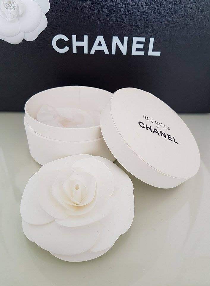 Chanel Camelia broche 'Les Camelias de Chanel', Ophalen of Verzenden, Nieuw, Wit, Overige materialen