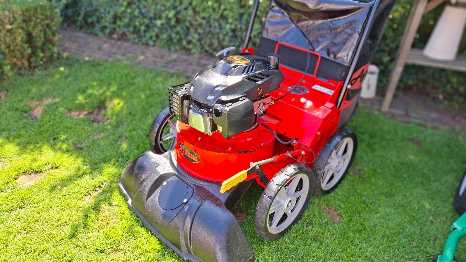 Ariens apv bladzuiger 2016, Ophalen, Benzine, Met opvangzak, Zo goed als nieuw