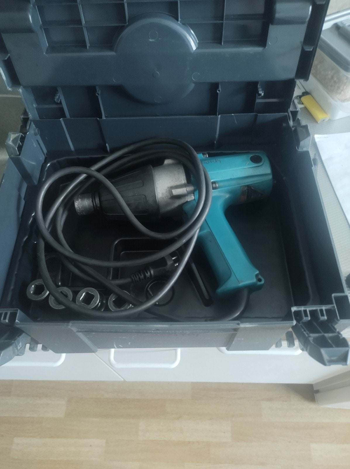 Makita slagmoer sleutel electrisch., Ophalen