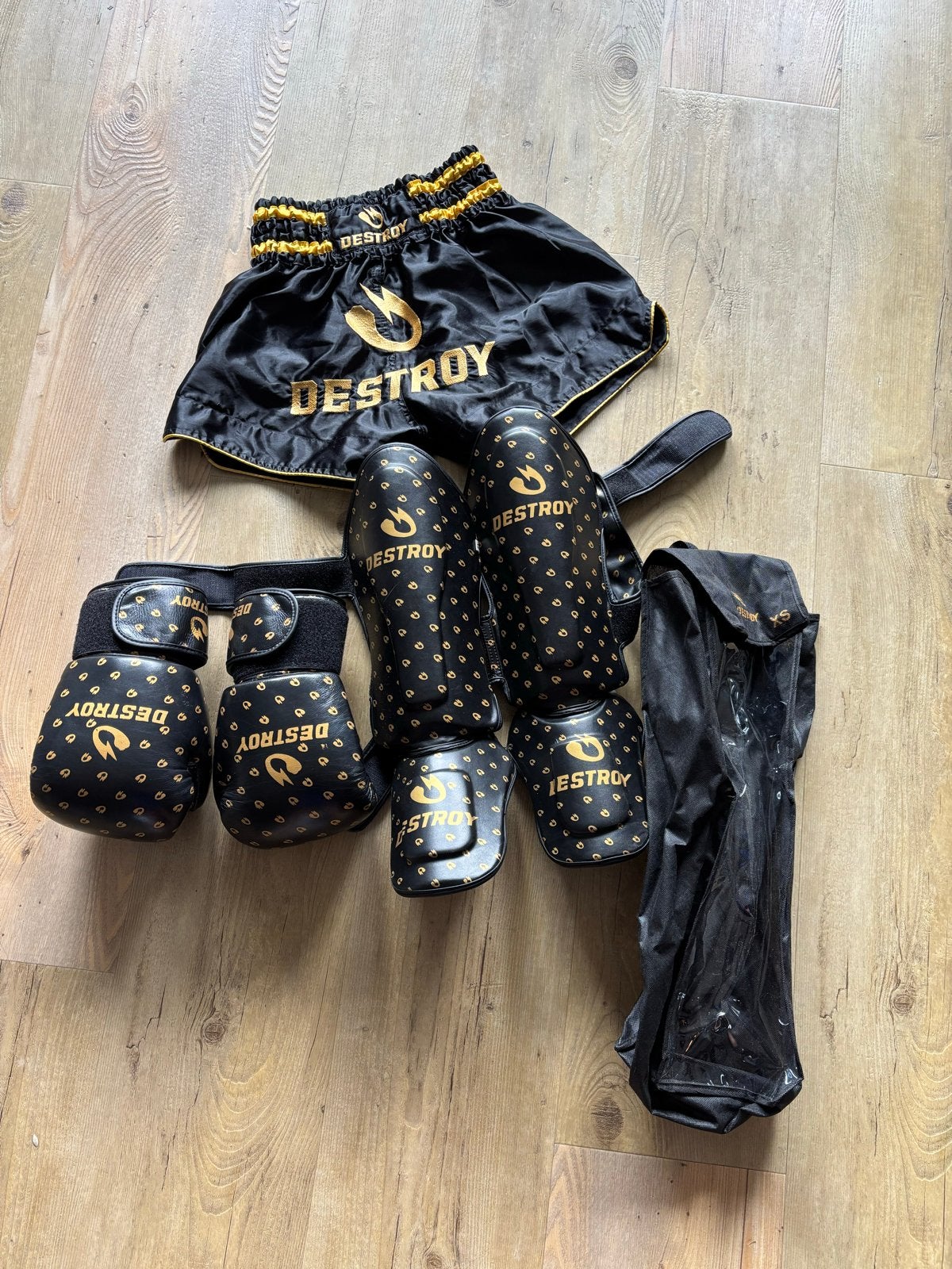KickBoksset: Destroy shorts, scheenbeschermers, handschoenen, Ophalen, Gebruikt, Bokshandschoenen