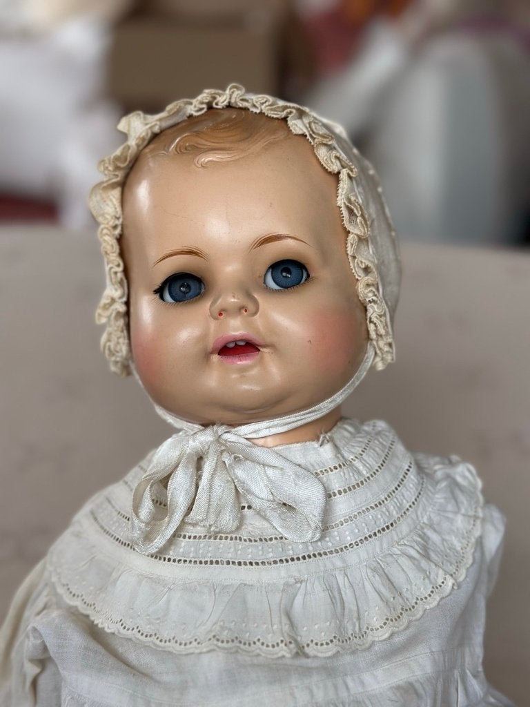 Vintage K&W babypop met slaapogen in doopjurk, jaren '50, Verzamelen, Ophalen of Verzenden, Gebruikt, Babypop
