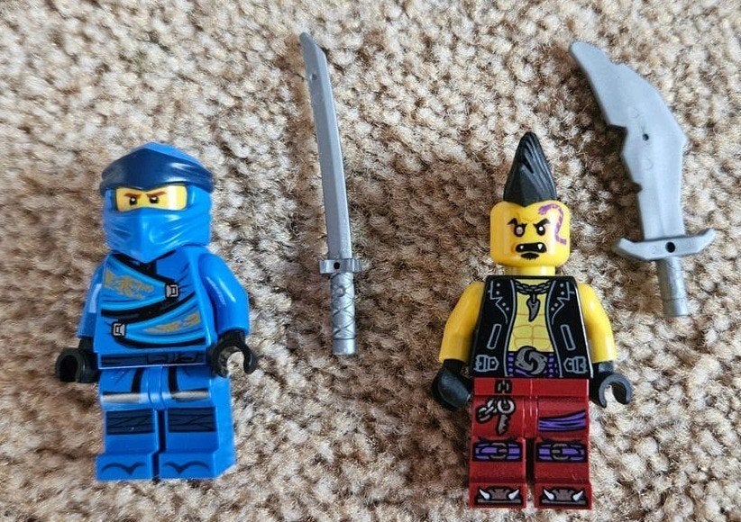 LEGO Ninjago 112112 Jay vs Eyezor minifiguren met wapens, Lego, Compleet, Ophalen of Verzenden, Zo goed als nieuw