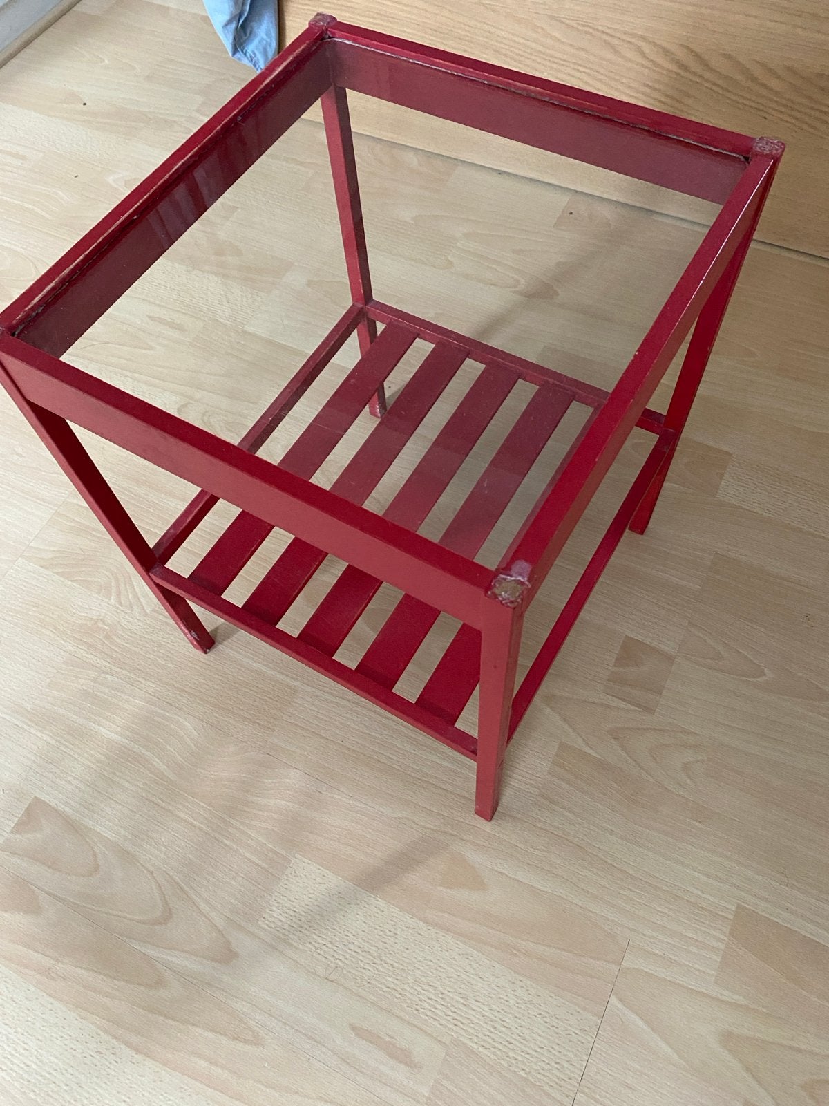 Set van 2 rode IKEA bijzettafels met glazen blad, Minder dan 45 cm, Minder dan 55 cm, Gebruikt, Vierkant