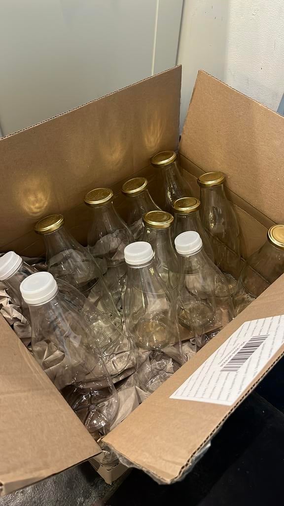 Gratis af te halen: 8 glazen en 4 plastic flessen, Ophalen, Nieuw, Overige typen