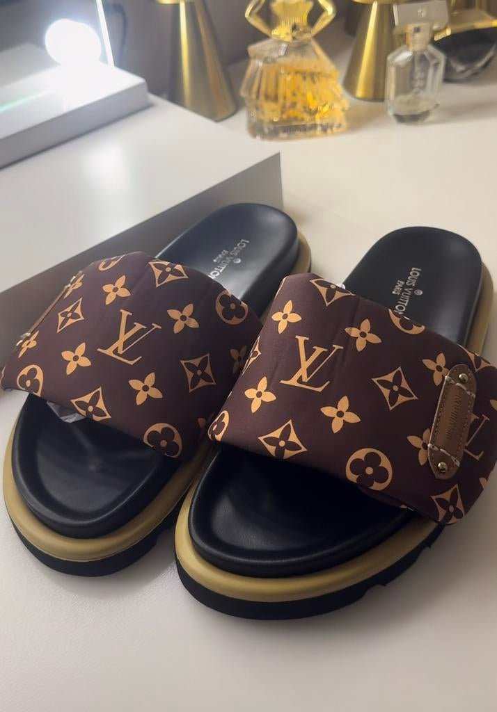 L v slippers maat 39, Slippers, Bruin, Verzenden, Zo goed als nieuw