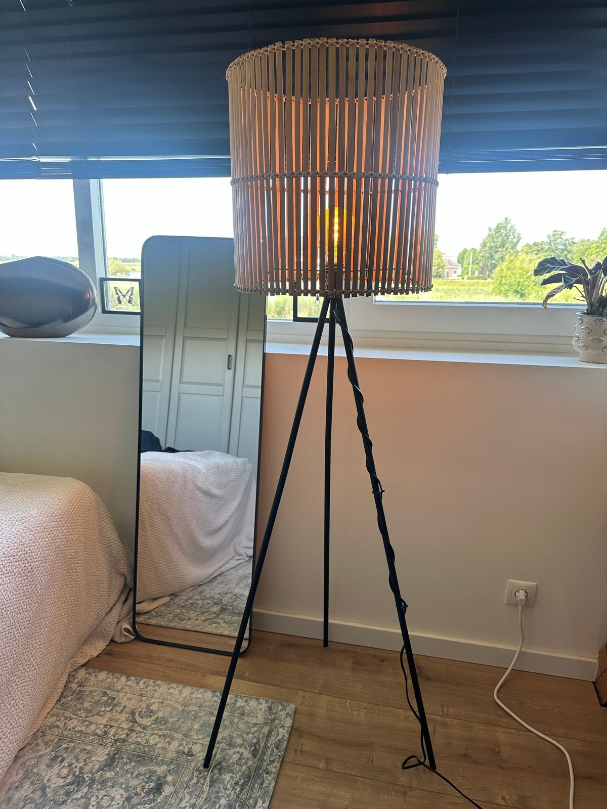 Stijlvolle staande lamp met houten kap, Huis en Inrichting, Lampen | Vloerlampen, Ophalen, E27 (groot), Zo goed als nieuw, 150 tot 200 cm