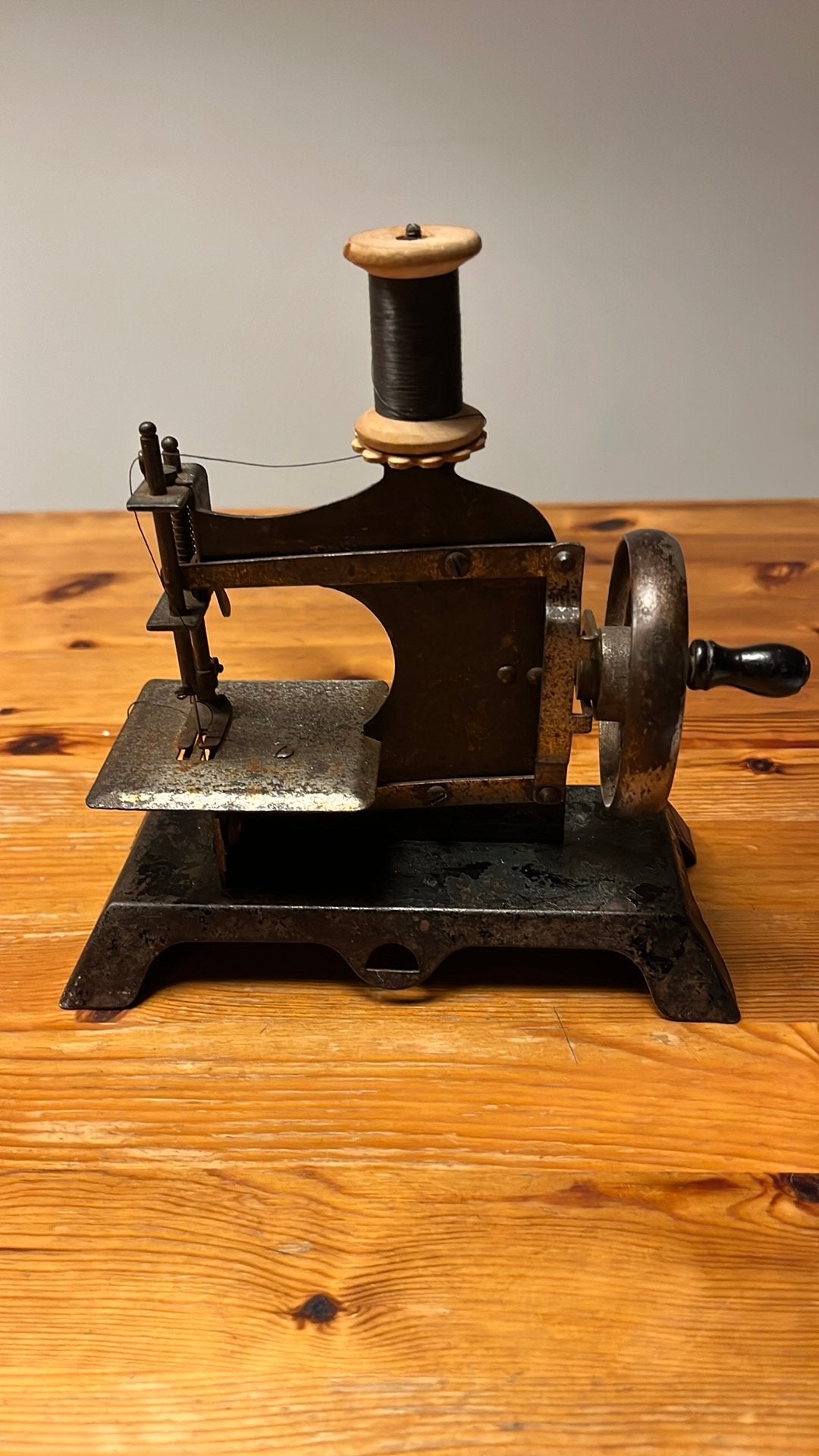 Blikken naaimachine, Ophalen