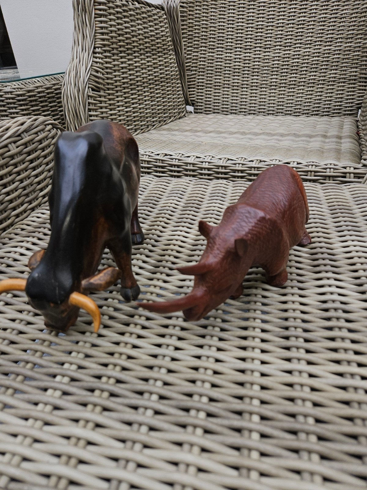2 Houten Beelden: Neushoorn en Buffel, Verzamelen, Beelden en Beeldjes, Zo goed als nieuw, Dier, Ophalen of Verzenden