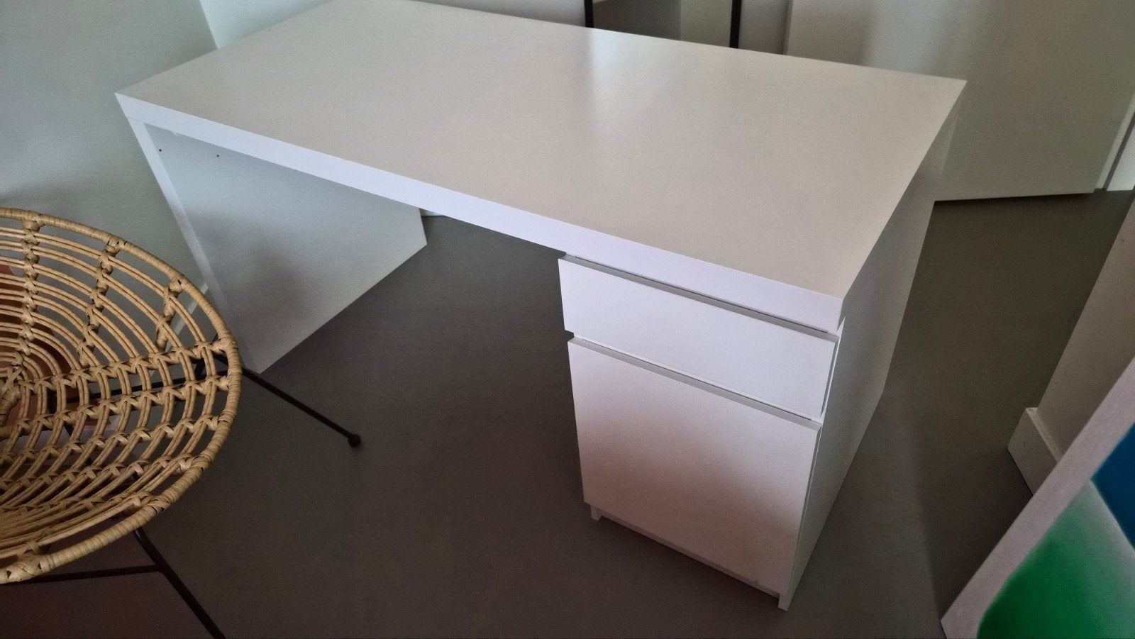 Wit kinder bureau MALM met lades Ikea- Modern en functioneel, Met lades, Spaanplaat of MDF, Ophalen of Verzenden, Zo goed als nieuw