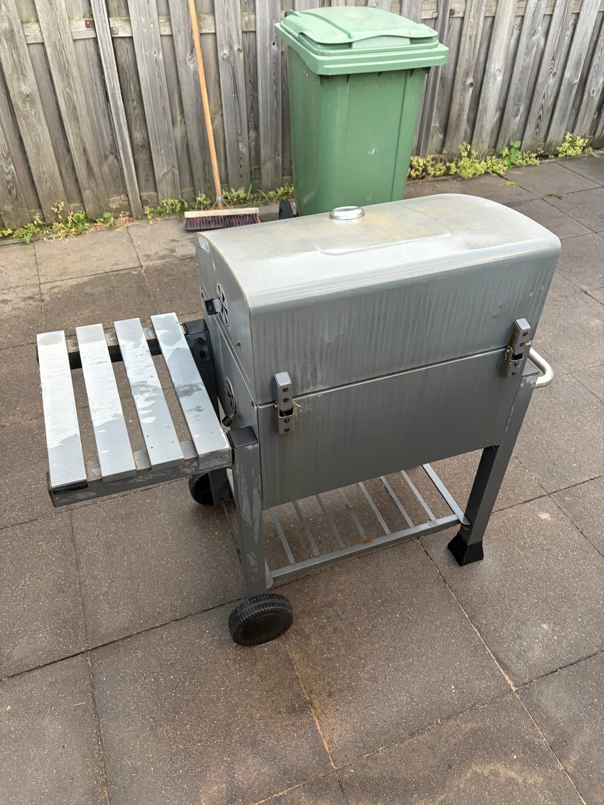 Gebruikte BBQ met zijtafel en wielen, Ophalen, Gebruikt