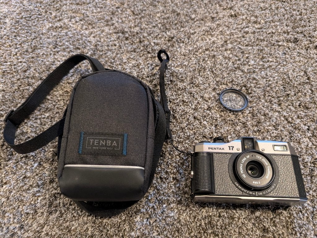 Pentax 17 Half-Frame Film Camera met Tenba tas en UV filter, Audio, Tv en Foto, Ophalen of Verzenden, Zo goed als nieuw, Compact