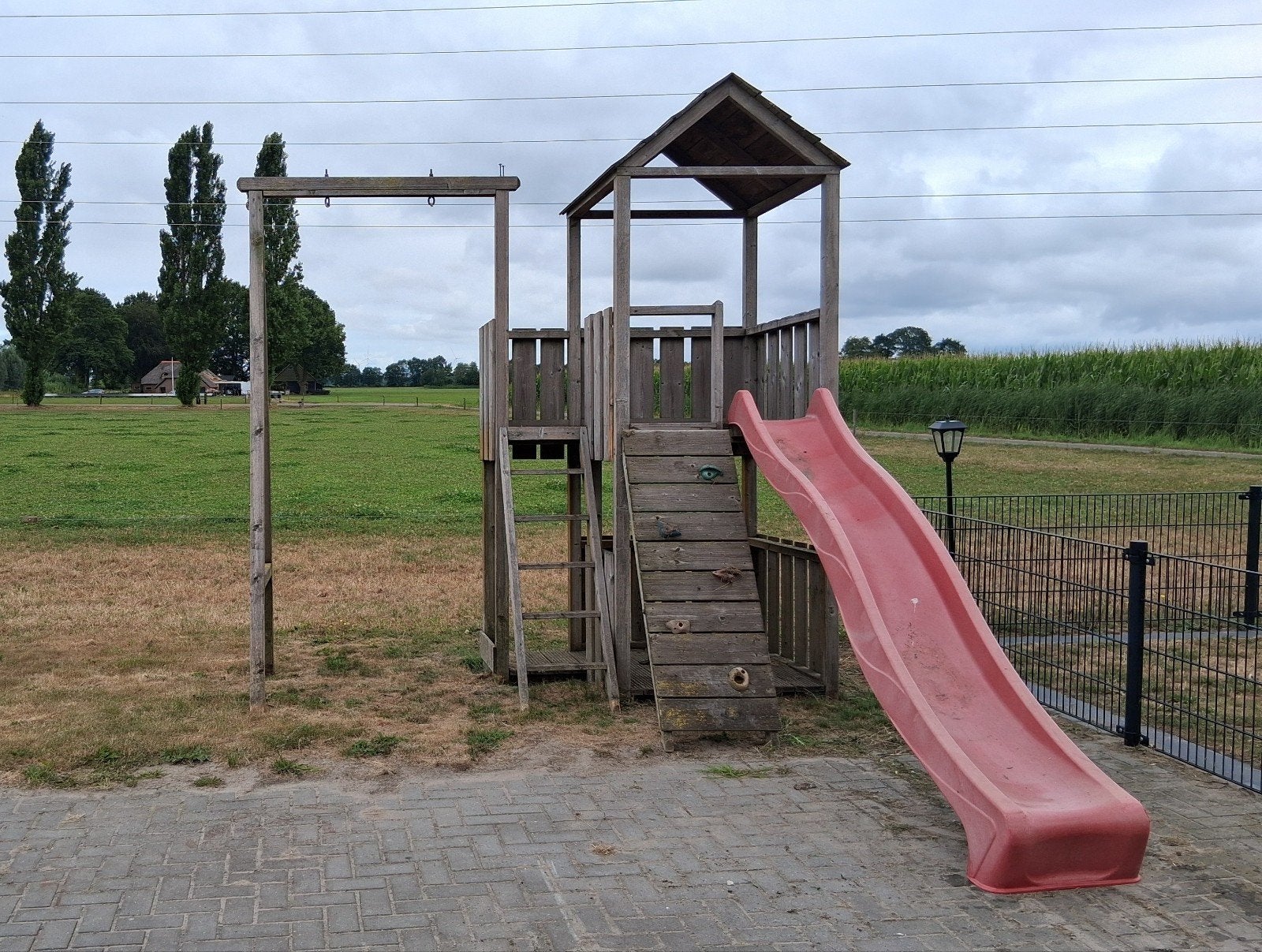 Houten Speeltoestel met Glijbaan en Schommel, Kinderen en Baby's, Speelgoed | Buiten | Speeltoestellen, Ophalen, Gebruikt, Schommel