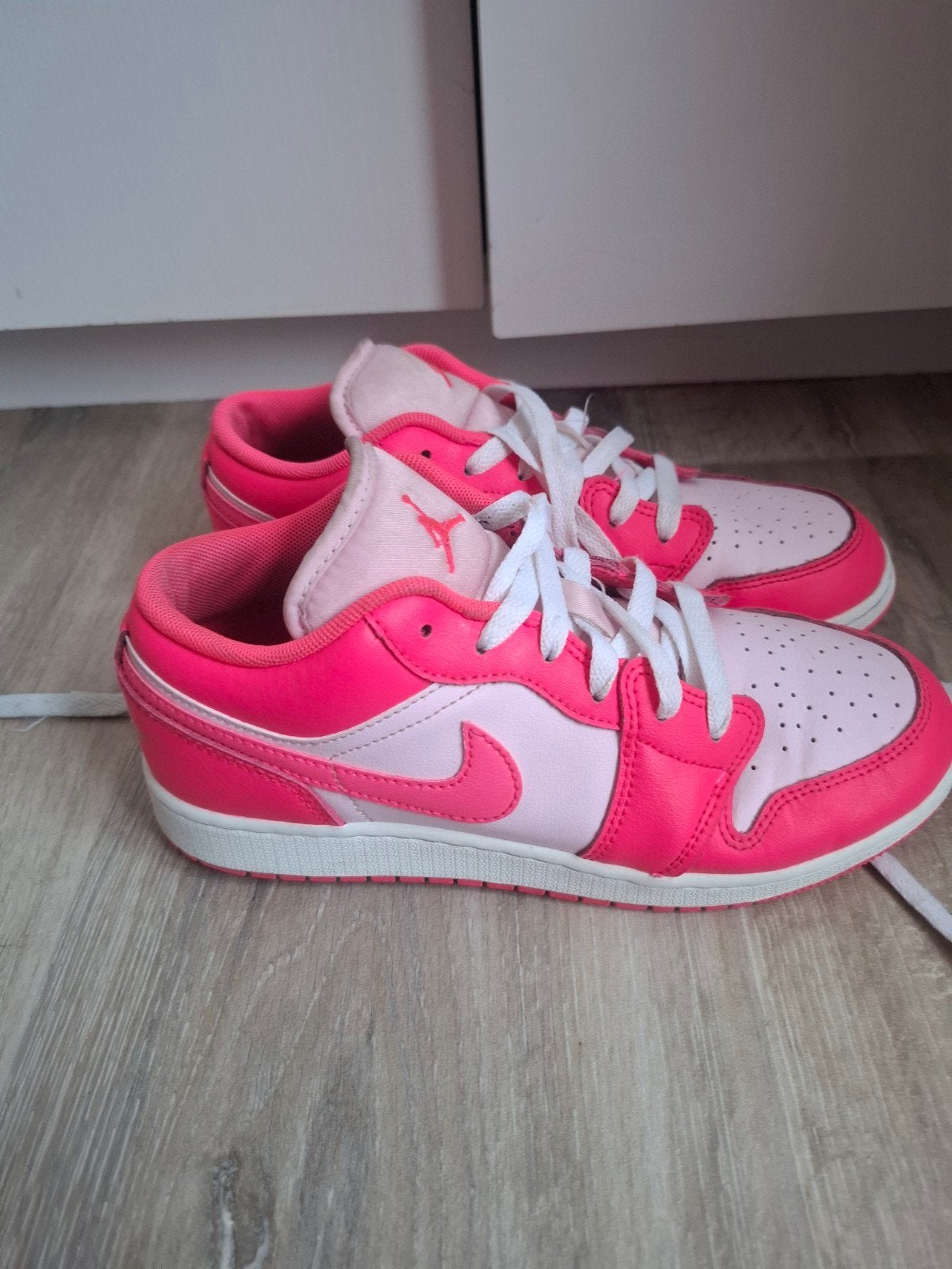 Nike Jordan 1 Low Roze Sneakers - Maat 37.5, Gebruikt, Meisje, Schoenen, Ophalen of Verzenden